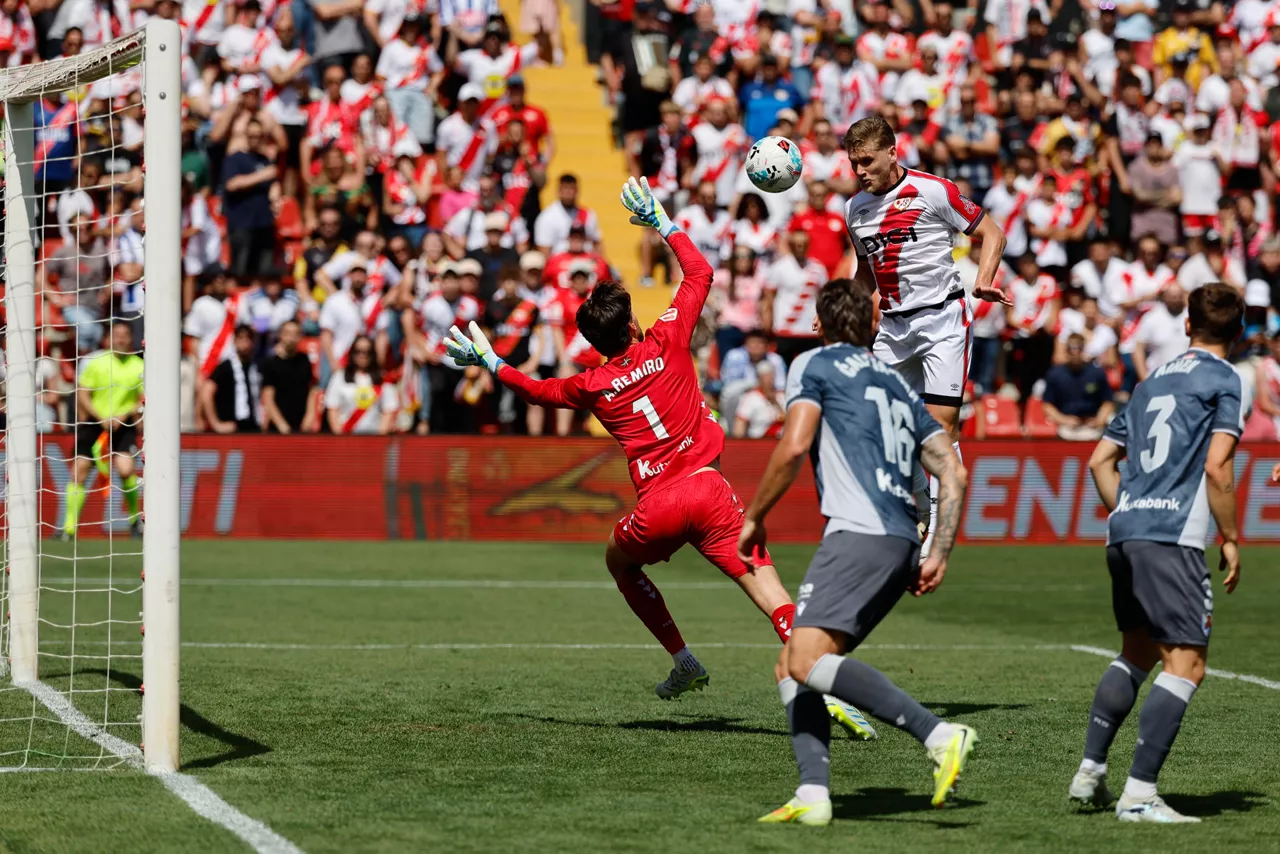 MADRID, 26/04/2026.- El delantero del Rayo Vallecano, Alemão (d) marca su tanto durante el partido de LaLiga entre el Rayo Vallecano y la Real Sociedad celebrado en el estadio de Vallecas en Madrid, este domingo. EFE/Mariscal
