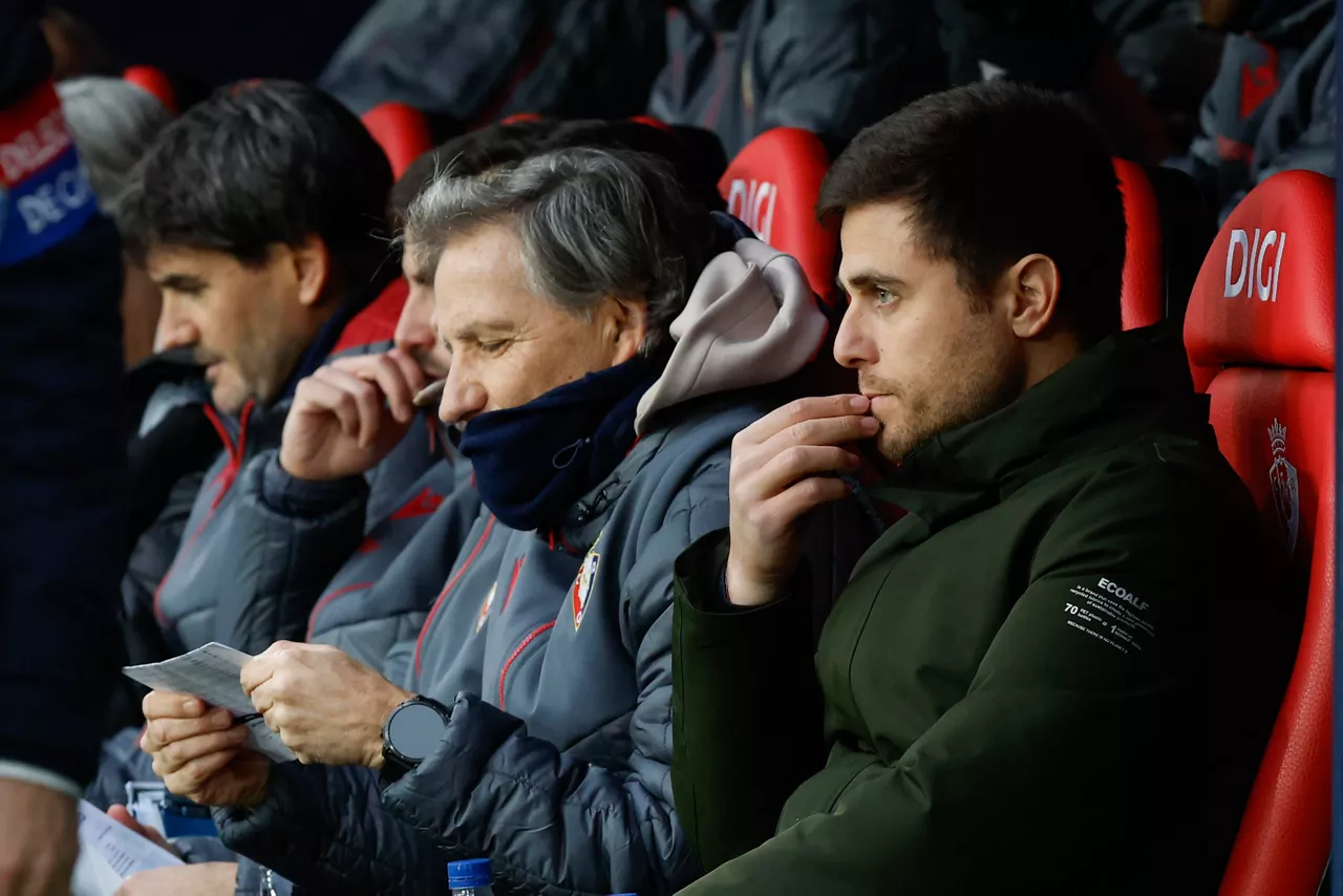 PAMPLONA, 03/01/2026.- El entrenador del Osasuna, el italiano Alessio Lisci, durante el encuentro correspondiente a la jornada 18 de LaLiga EA Sports entre el CA Osasuna y el Athletic Club de Bilbao en El Sadar, Pamplona, este sábado. EFE/ Villar López
