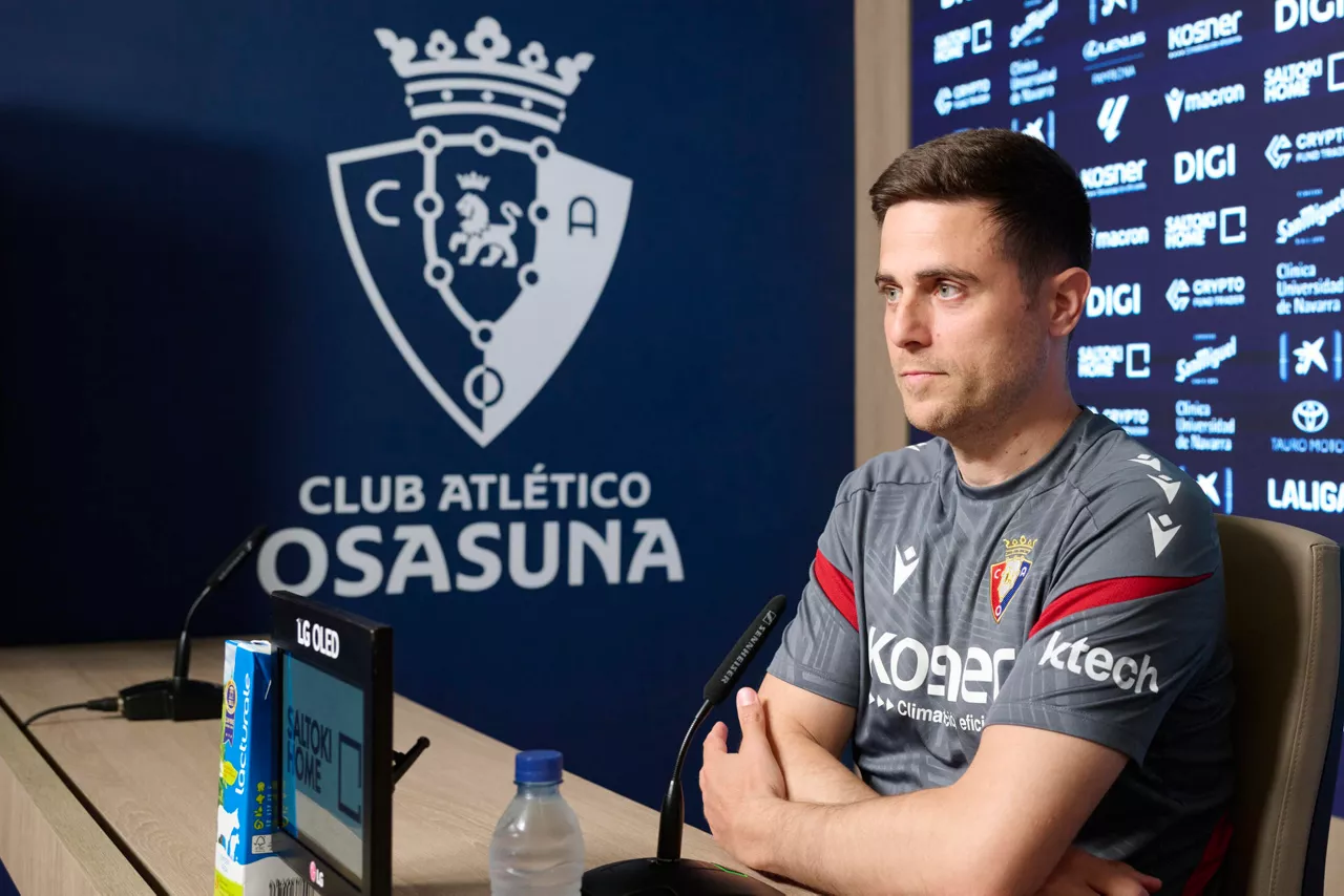 PAMPLONA, 22/05/2026.- El entrenador de Osasuna, Alessio Lisci, durante la rueda de prensa que ha ofrecido este viernes en Pamplona ante el trascendental partido del club 'rojillo' para no perder la categoría. EFE/Iñaki Porto

