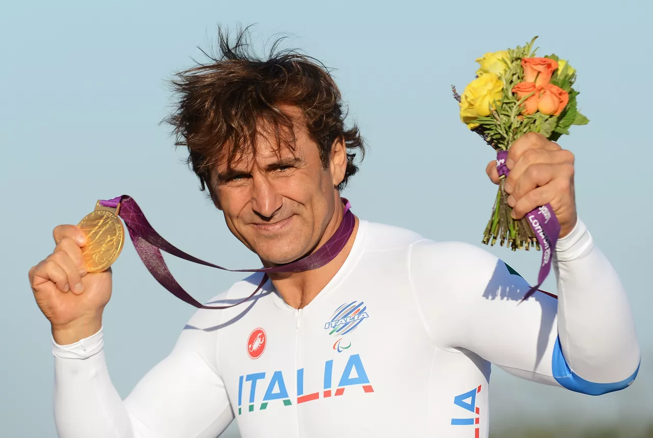 BRANDS HATCH (United Kingdom), 02/05/2026.- (FILE) - Italian Alex Zanardi with his gold medal after winning the men's Individual H4 time trial during the London 2012 Paralympic Games in Brands Hatch, Kent, Britain, 05 September 2012 (reissued 02 May 2026). Alex Zanardi, a former Formula One driver who lost both legs in a racing crash in 2001 and went on to become a successful paracyclist, has died at the age of 59, his family announced on 02 May 2026. (Fórmula Uno, Reino Unido, Londres) EFE/EPA/FACUNDO ARRIZABALAGA
