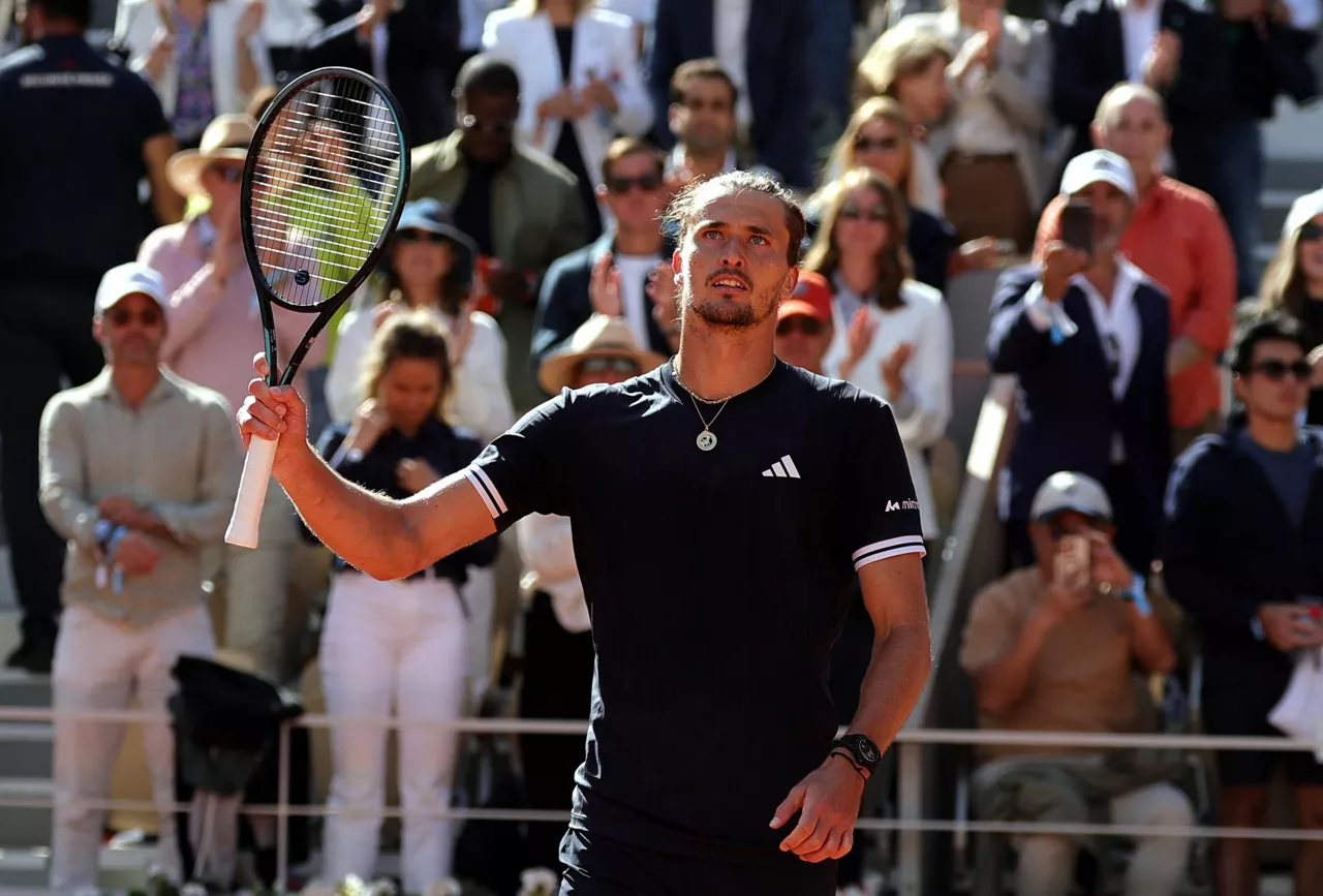 Paris (France), 05/06/2026.- Alexander Zverev of Germany celebrates winning his Men's semifinal match against Jakub Mensik of the Czech Republic at the French Open Grand Slam tennis tournament at Roland Garros in Paris, France, 05 June 2026. (Tenis, Abierto, República Checa, Francia, Alemania) EFE/EPA/TERESA SUAREZ
