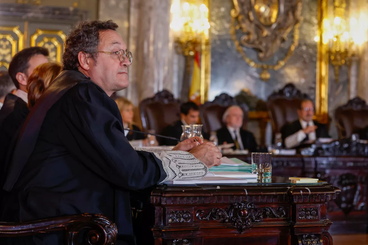 MADRID, 03/11/2025.- El fiscal general del Estado, Álvaro García Ortiz (i), este lunes en el inicio del juicio por la presunta filtración de información sobre la investigación por fraude a Hacienda de la pareja de Isabel Díaz Ayuso en el Tribunal Supremo. EFE/J.J. Guillén POOL
