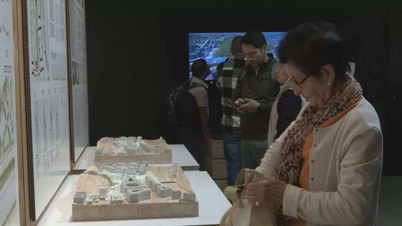 Donostiako Amara-Erasoko trenbide inguruan egingo diren etxebizitzen hiru proiektu finalistak aurkeztu dituzte

Lehenak, “Habitar el bosque urbano” proiektuak, topoak libre utziko duen eremuan parke handi bat eta etxebizitza-mota askotarikoak egitea du helburu

Bigarrena, “Kalerik kale, plazatik plazara” izenekoa, Donostia eta Gasteizko arkitektoek diseinatutakoa da

Eta hirugarrenak, “Hari berdez hiria josi” proiektuak, erdigunea Amararekin egitea du helburu

Herritarrek, proiektuak ikusteaz gain, ekarpenak egiteko aukera izango dute gaurtik aurrera, Easo kaleko suhiltzaileen parke zaharrean
