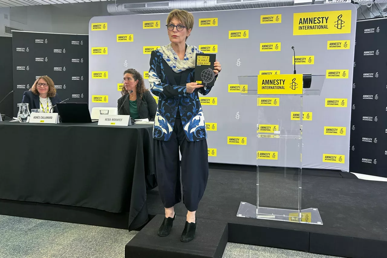 LONDRES, 21/04/2026.- La organización Amnistía Internacional presentó hoy su informe anual sobre los derechos humanos en el mundo y advirtió contra la emergencia de un nuevo orden global basado en la lógica de la depredación practicada por varios líderes mundiales, entre los que destacó al estadounidense Donald Trump, el israelí Benjamín Netanyahu y el ruso Vladímir Putin. Se trata de un ataque directo a los cimientos de los derechos humanos y el orden internacional basado en normas, perpetrado por los actores más poderosos con el objetivo de conseguir control, impunidad y beneficios, dijo la secretaria general de AI, la francesa Agnès Callamard (en la imagen). EFE/Luis Campello/Javier Otazu
