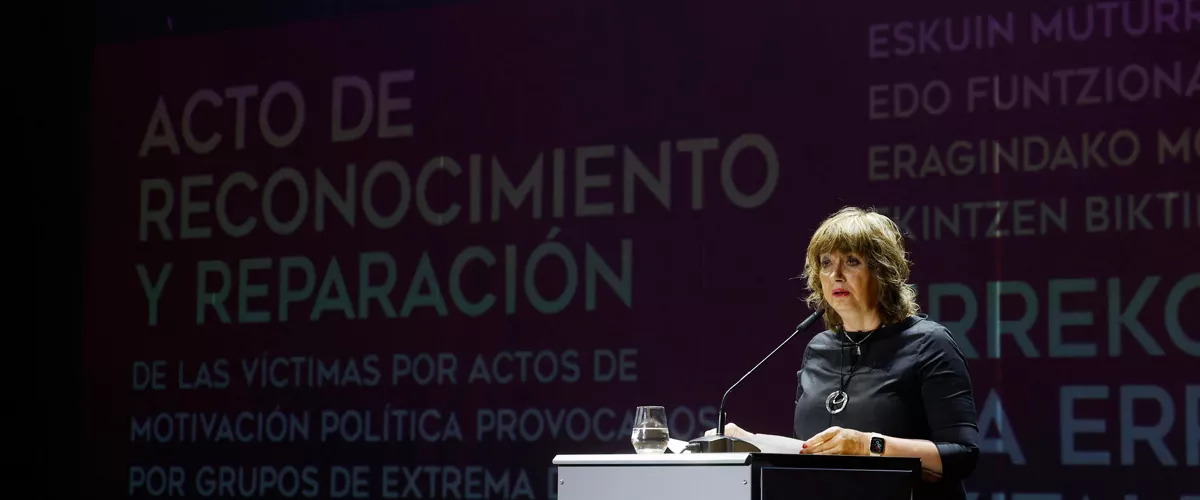 GRAFCAV2116. PAMPLONA, 15/04/2026.- Baluarte ha acogido este miércoles el tercer acto público de reconocimiento y reparación a 81 personas víctimas de acciones violentas con motivación política de funcionarios públicos y grupos de extrema derecha, que según la consejera Ana Ollo, "hace diez años era impensable". La vicepresidenta segunda del Gobierno de Navarra y consejera de Memoria y Convivencia, Acción Exterior y Euskera, Ana Ollo, ha destacado en su intervención los avances dados en Navarra en la construcción de una “verdad compartida para construir una democracia sólida y una convivencia duradera” basada en la deslegitimación de violencia y en la defensa de la libertad y los derechos humanos. EFE/ Jesús Diges
