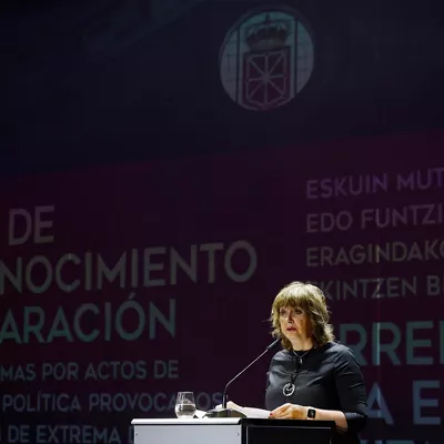 GRAFCAV2116. PAMPLONA, 15/04/2026.- Baluarte ha acogido este miércoles el tercer acto público de reconocimiento y reparación a 81 personas víctimas de acciones violentas con motivación política de funcionarios públicos y grupos de extrema derecha, que según la consejera Ana Ollo, "hace diez años era impensable". La vicepresidenta segunda del Gobierno de Navarra y consejera de Memoria y Convivencia, Acción Exterior y Euskera, Ana Ollo, ha destacado en su intervención los avances dados en Navarra en la construcción de una “verdad compartida para construir una democracia sólida y una convivencia duradera” basada en la deslegitimación de violencia y en la defensa de la libertad y los derechos humanos. EFE/ Jesús Diges
