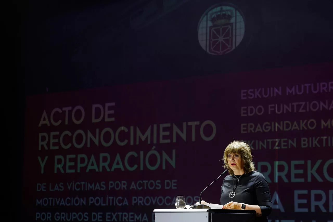 GRAFCAV2116. PAMPLONA, 15/04/2026.- Baluarte ha acogido este miércoles el tercer acto público de reconocimiento y reparación a 81 personas víctimas de acciones violentas con motivación política de funcionarios públicos y grupos de extrema derecha, que según la consejera Ana Ollo, "hace diez años era impensable". La vicepresidenta segunda del Gobierno de Navarra y consejera de Memoria y Convivencia, Acción Exterior y Euskera, Ana Ollo, ha destacado en su intervención los avances dados en Navarra en la construcción de una “verdad compartida para construir una democracia sólida y una convivencia duradera” basada en la deslegitimación de violencia y en la defensa de la libertad y los derechos humanos. EFE/ Jesús Diges
