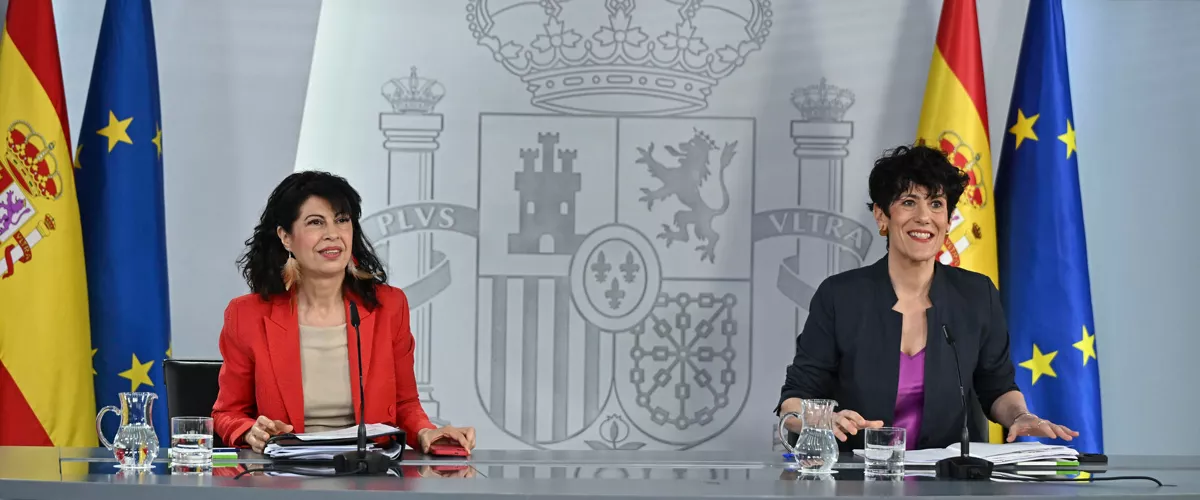 MADRID, 07/04/2026.-La ministra de Inclusión, Seguridad Social y Migraciones y portavoz del Gobierno, Elma Saiz (d) y la ministra de Igualdad, Ana Redondo, en rueda de prensa tras la reunión del Consejo de Ministros, este martes en el Palacio de la Moncloa, en Madrid. EFE/ Fernando Villar
