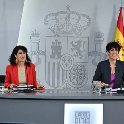 MADRID, 07/04/2026.-La ministra de Inclusión, Seguridad Social y Migraciones y portavoz del Gobierno, Elma Saiz (d) y la ministra de Igualdad, Ana Redondo, en rueda de prensa tras la reunión del Consejo de Ministros, este martes en el Palacio de la Moncloa, en Madrid. EFE/ Fernando Villar
