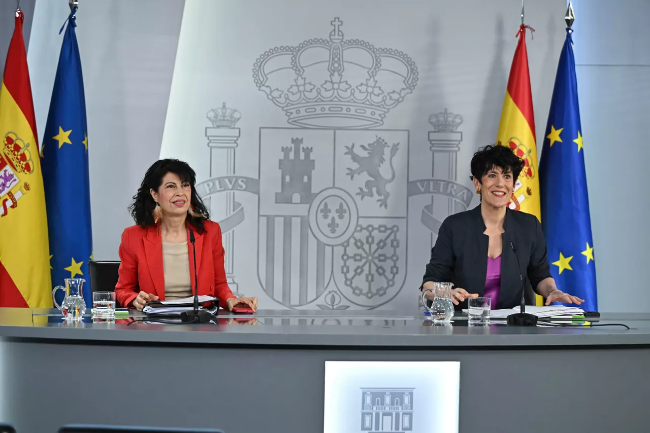 MADRID, 07/04/2026.-La ministra de Inclusión, Seguridad Social y Migraciones y portavoz del Gobierno, Elma Saiz (d) y la ministra de Igualdad, Ana Redondo, en rueda de prensa tras la reunión del Consejo de Ministros, este martes en el Palacio de la Moncloa, en Madrid. EFE/ Fernando Villar
