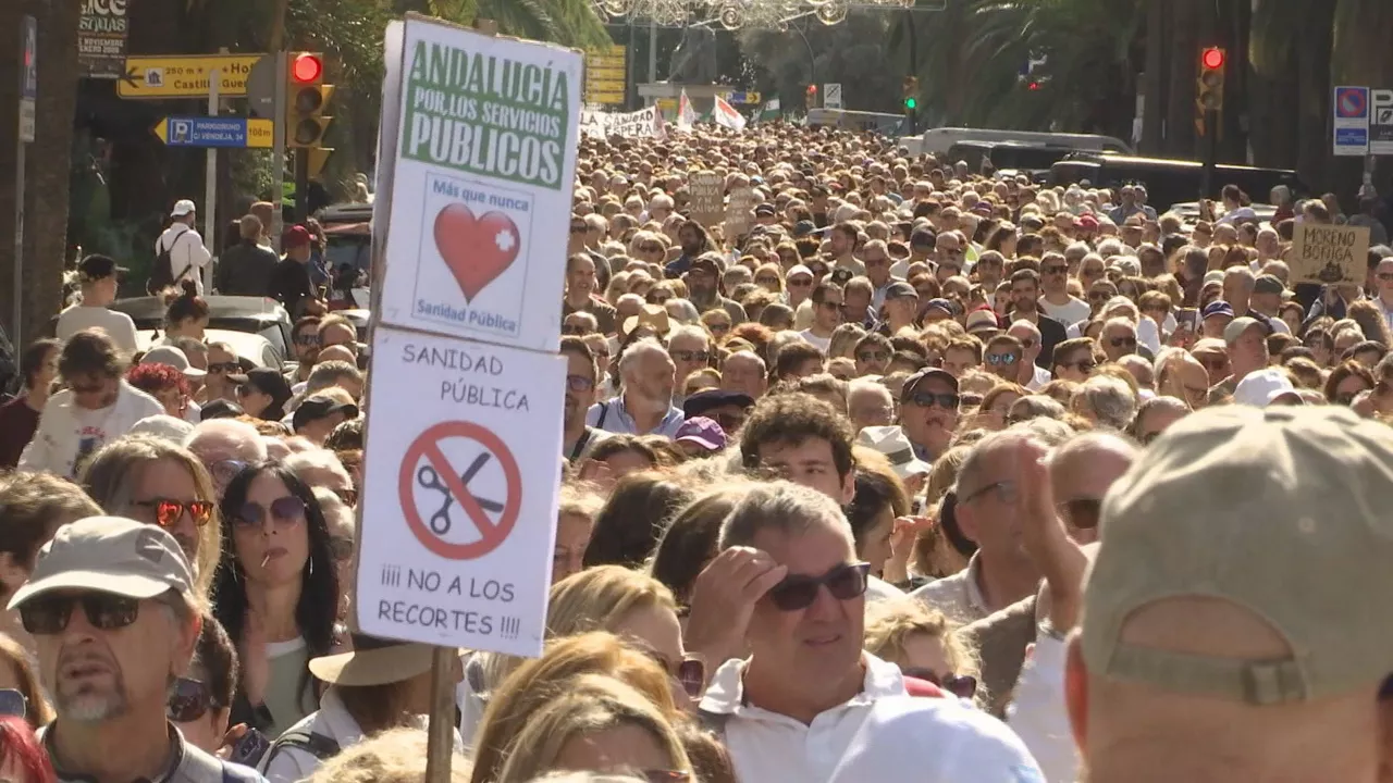 Gure biziek ezin dute itxaron. Hori da argi eta ozen oihukatu dutena bularreko minbiziaren baheketengatik kaltetutako emakumeek Andaluziako lurralde guztietan gaur egin diren mobilizazioetan.
Milaka lagun irten dira kalera Juanma Morenoren gobernuaren kudeaketa salatzera. Egin dituen murrizketek eta pribatizazioek osasun publikoaren gainbehera ekarri dutela deitoratu dute.