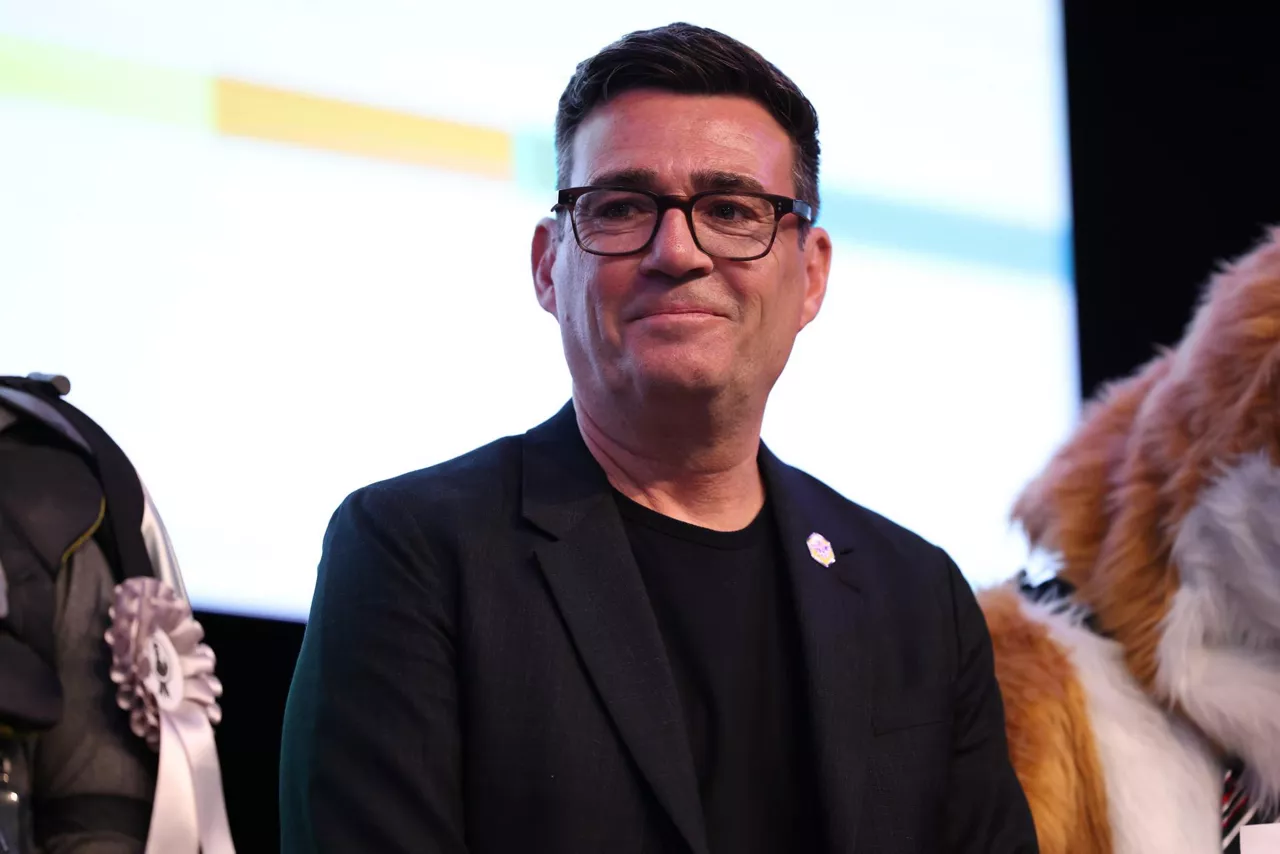 El candidato del Partido Laborista Andy Burnham, sobre el escenario antes de ser confirmado como vencedor de la elección parcial de Makerfield, en Wigan (Reino Unido).