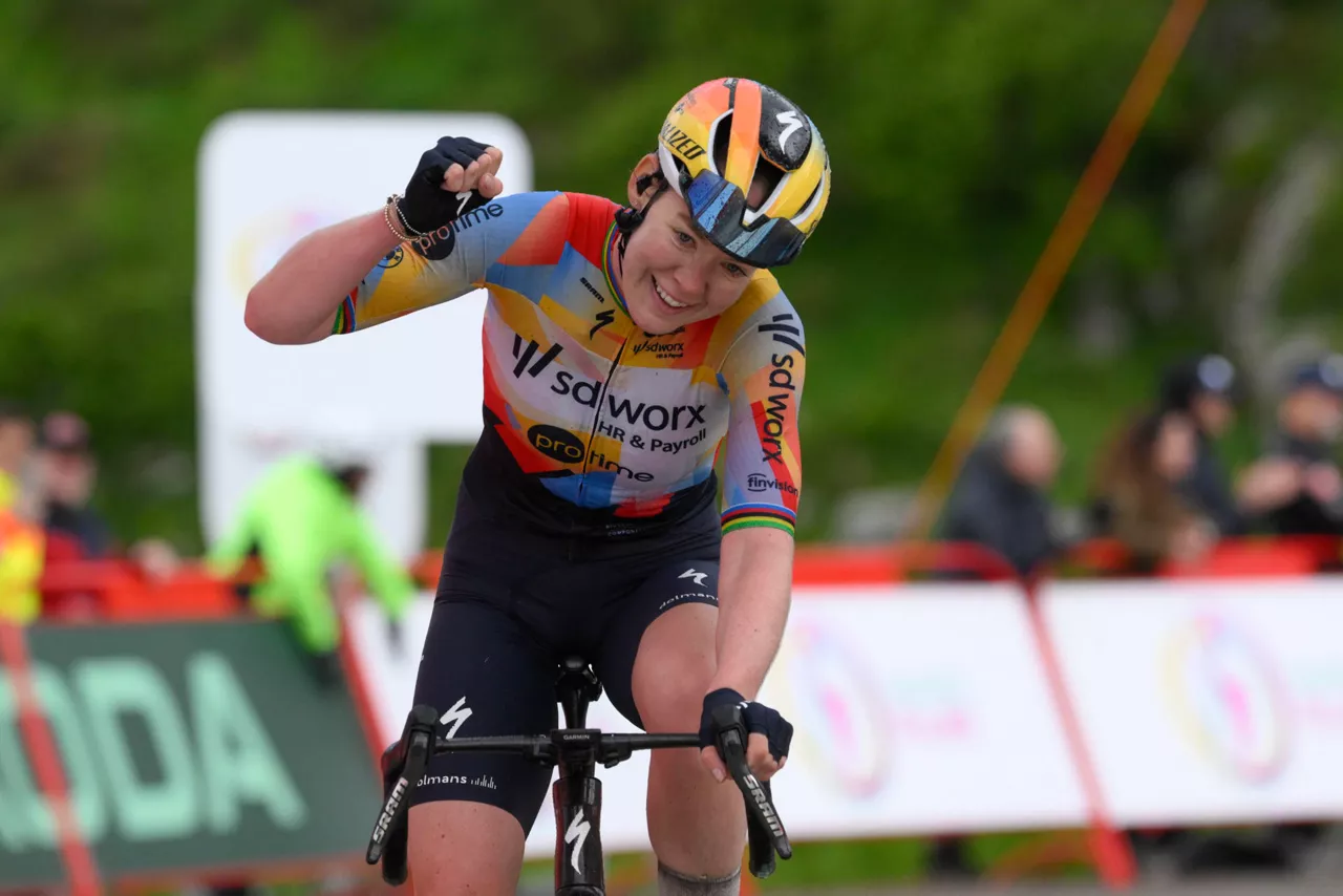 NAVA (ASTURIAS), 08/05/2026.- La neerlandesa Anna Van der Breggen (SD Worx) celebra la victoria conseguida en la sexta etapa de la Vuelta disputada entre Gijón y el alto de Les Praeres-Nava, de 106.5 km. EFE/Eloy Alonso
