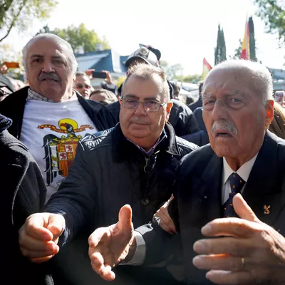 BOGOTÁ (COLOMBIA), 25/02/2026.- Fotografía de archivo del 24 de octubre de 2016 que muestra al teniente coronel de la Guardia Civil Antonio Tejero (c), en Madrid (España). Tejero, que protagonizó la intentona de golpe de Estado del 23 de febrero de 1981 en España, ha fallecido este miércoles a los 93 años, ha confirmado a EFE el despacho de abogados que representa a su familia. EFE/David Fernández ARCHIVO
