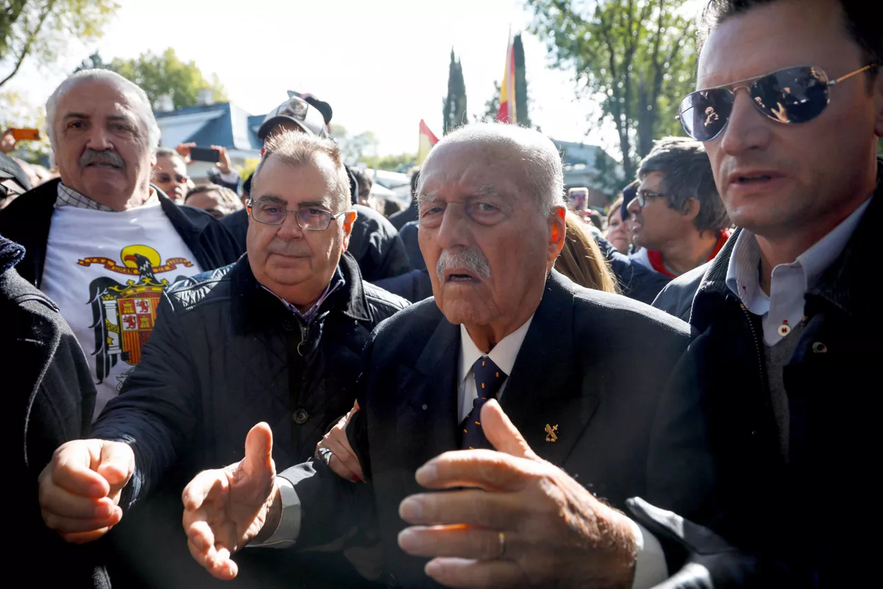 BOGOTÁ (COLOMBIA), 25/02/2026.- Fotografía de archivo del 24 de octubre de 2016 que muestra al teniente coronel de la Guardia Civil Antonio Tejero (c), en Madrid (España). Tejero, que protagonizó la intentona de golpe de Estado del 23 de febrero de 1981 en España, ha fallecido este miércoles a los 93 años, ha confirmado a EFE el despacho de abogados que representa a su familia. EFE/David Fernández ARCHIVO
