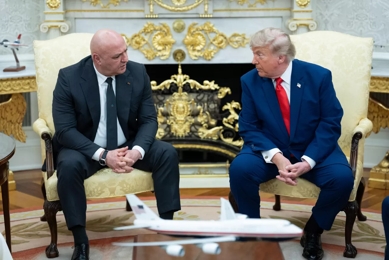 WASHINGTON (United States), 21/07/2026.- US President Donald J Trump (R) meets Lebanese President Joseph Aoun (L) in the Oval Office of the White House in Washington, DC, USA, 21 July 2026. (Líbano) EFE/EPA/AARON SCHWARTZ / POOL
