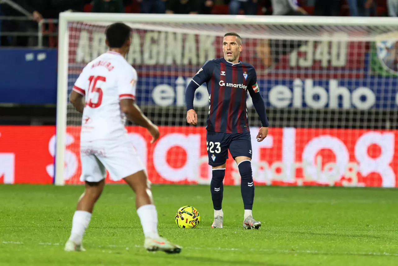 El jugador del Eibar Arnaitz Arbilla en el partido contra la Cultural Leonesa.