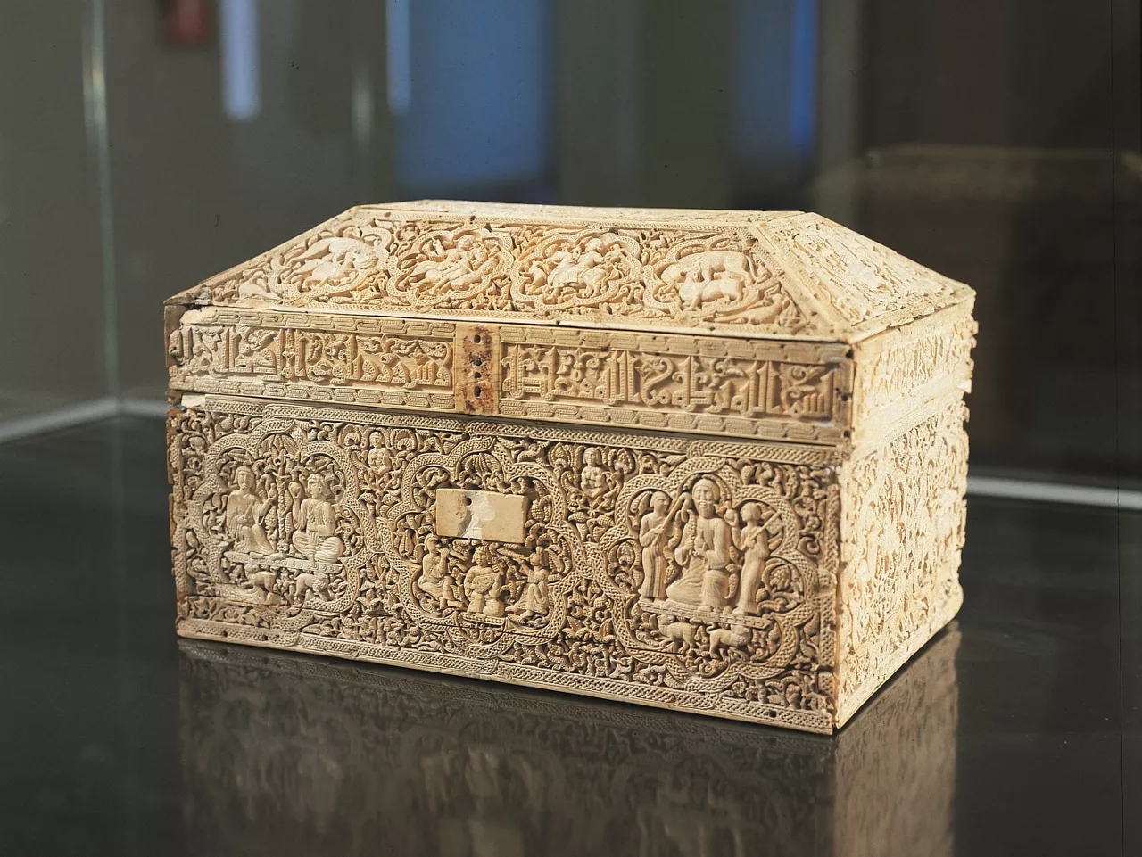 Arca de marfi l de elefante realizada en los talleres de Medinat-al-Zahara (Córdoba) durante el Califato Omeya, que presenta en todas sus caras una rica decoración vegetal, animal y lo que es más inusual, 
figura humana, recreando escenas de la corte islámica. Sus inscripciones permiten conocer datos tan importantes como la fecha de su realización, su autoría: Maestro Faray y sus discípulos, o su destinatario: el hijo de Almanzor.