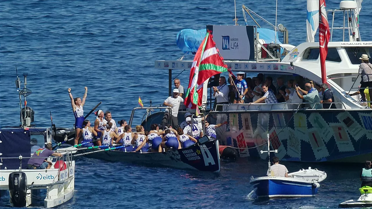 Arraun Lagunak Zarauzko Ikurrinarekin