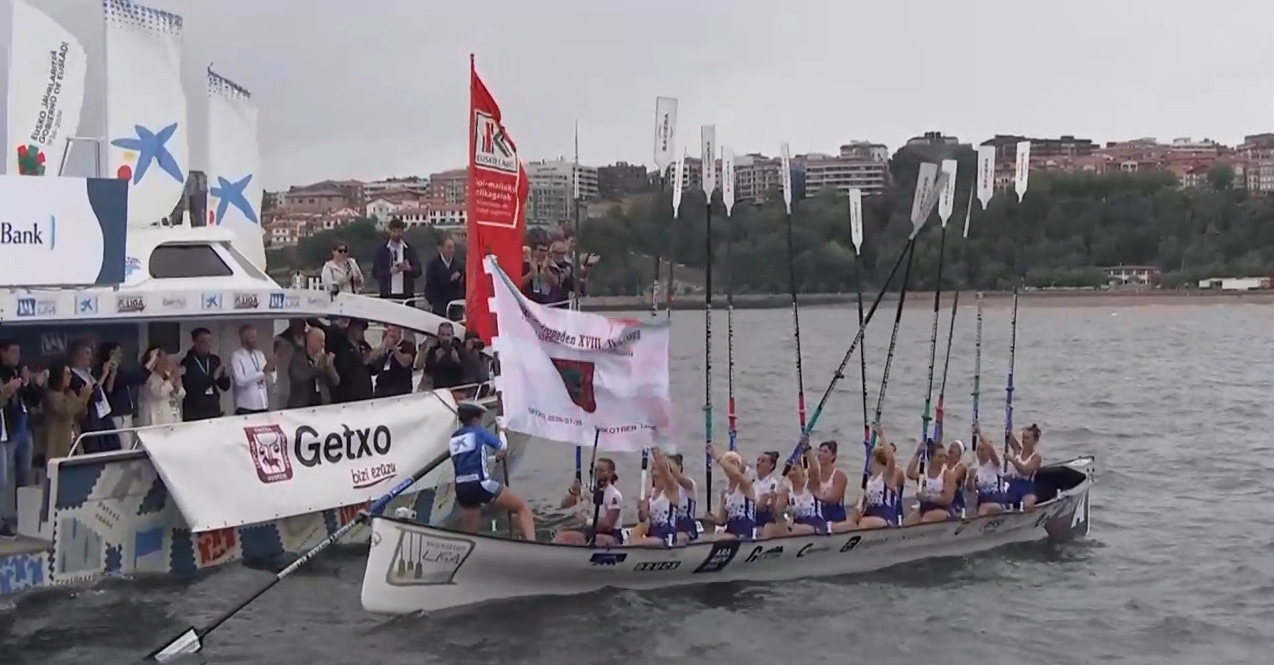 Arraun Lagunak Getxoko banderarekin