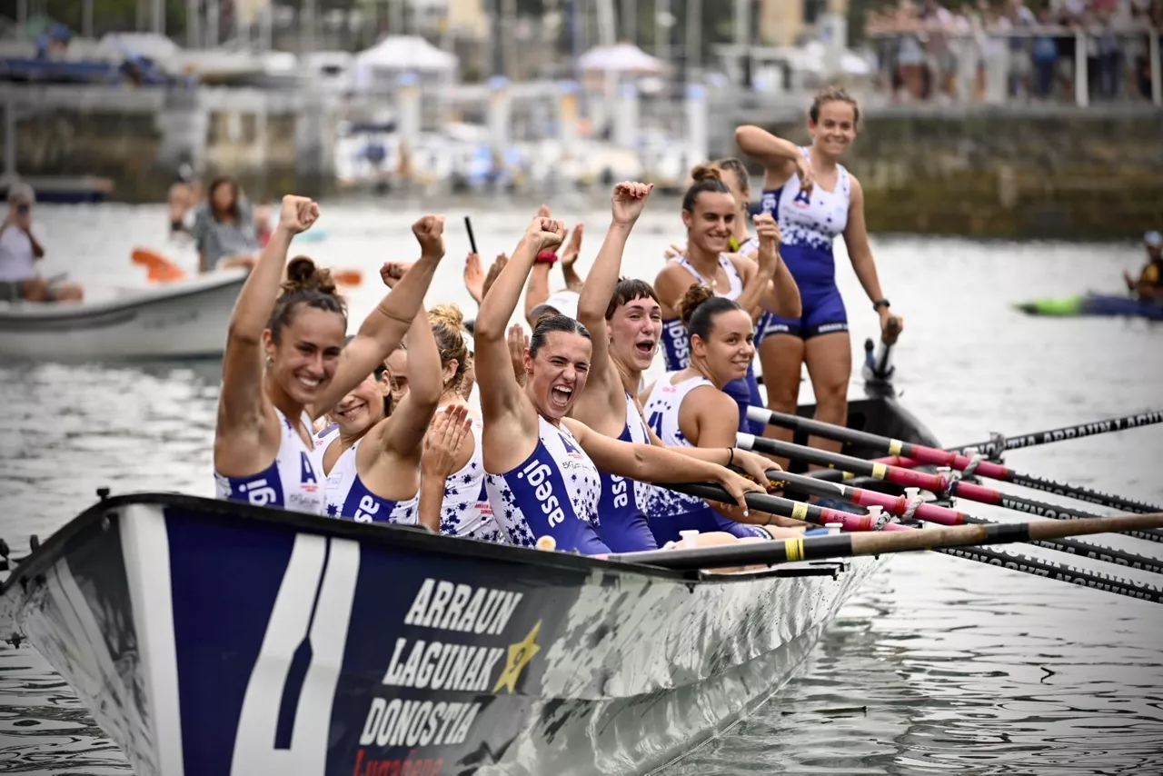 SAN SEBASTIÁN, 06/09/2026.- La tripulación de Arraun Lagunak ha cumplido los pronósticos que le otorgaban la etiqueta de favorita para adjudicarse la Bandera de La Concha femenina este domingo en San Sebastián. EFE/Javi Colmenero
