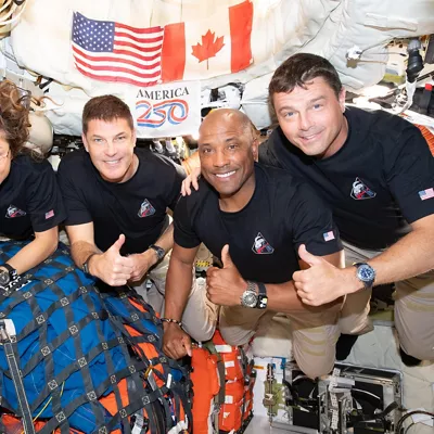 USA9685. MIAMI (FL, EEUU), 08/04/2026.- Fotografía cedida por la NASA donde aparecen los integrantes de la tripulación de la misión Artemis II, los astronautas de la NASA, la especialista de misión Christina Koch (i), el piloto Victor Glover (2d), el comandante Reid Wiseman (d), y el astronauta de la Agencia Espacial Canadiense (CSA), el especialista de misión Jeremy Hansen (2i), posando este martes en el interior de la nave espacial Orion. La realización de experimentos científicos, en especial sobre los riesgos de la radiación solar en el cuerpo humano, marca este miércoles el eje del día 8 de la misión Artemis II, luego de que la NASA despertara a los astronautas mientras la nave Orión continúa su regreso hacia la Tierra. EFE/NASA /SOLO USO EDITORIAL /NO VENTAS /SOLO DISPONIBLE PARA ILUSTRAR LA NOTICIA QUE ACOMPAÑA /CRÉDITO OBLIGATORIO
