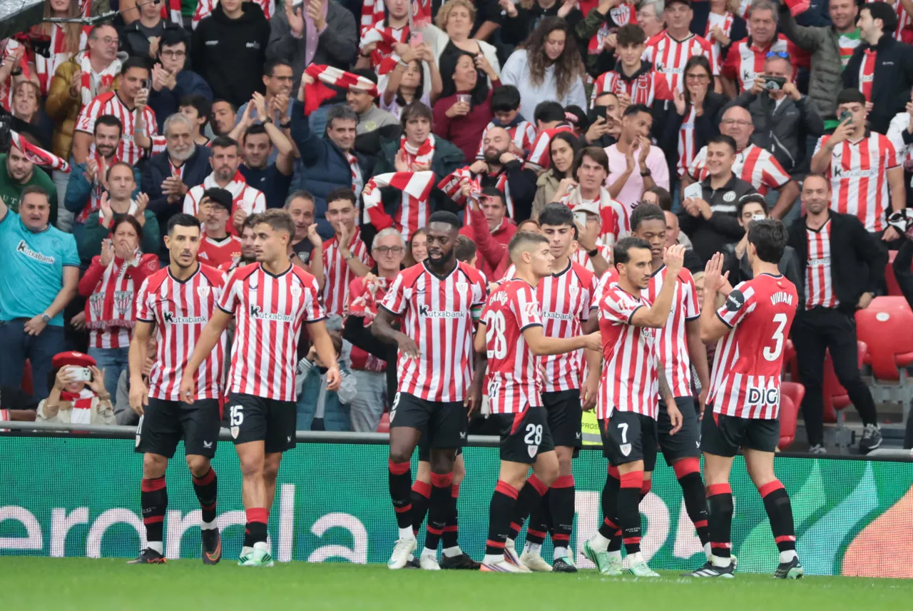 BILBAO, 25/10/2026.- Los jugadores del Athletic celebran su tercer gol durante el partido de Liga que el Athletic de Bilbao y el Getafe disputan este domingo en el estadio San Mamés de Bilbao. EFE/ Luis Tejido
