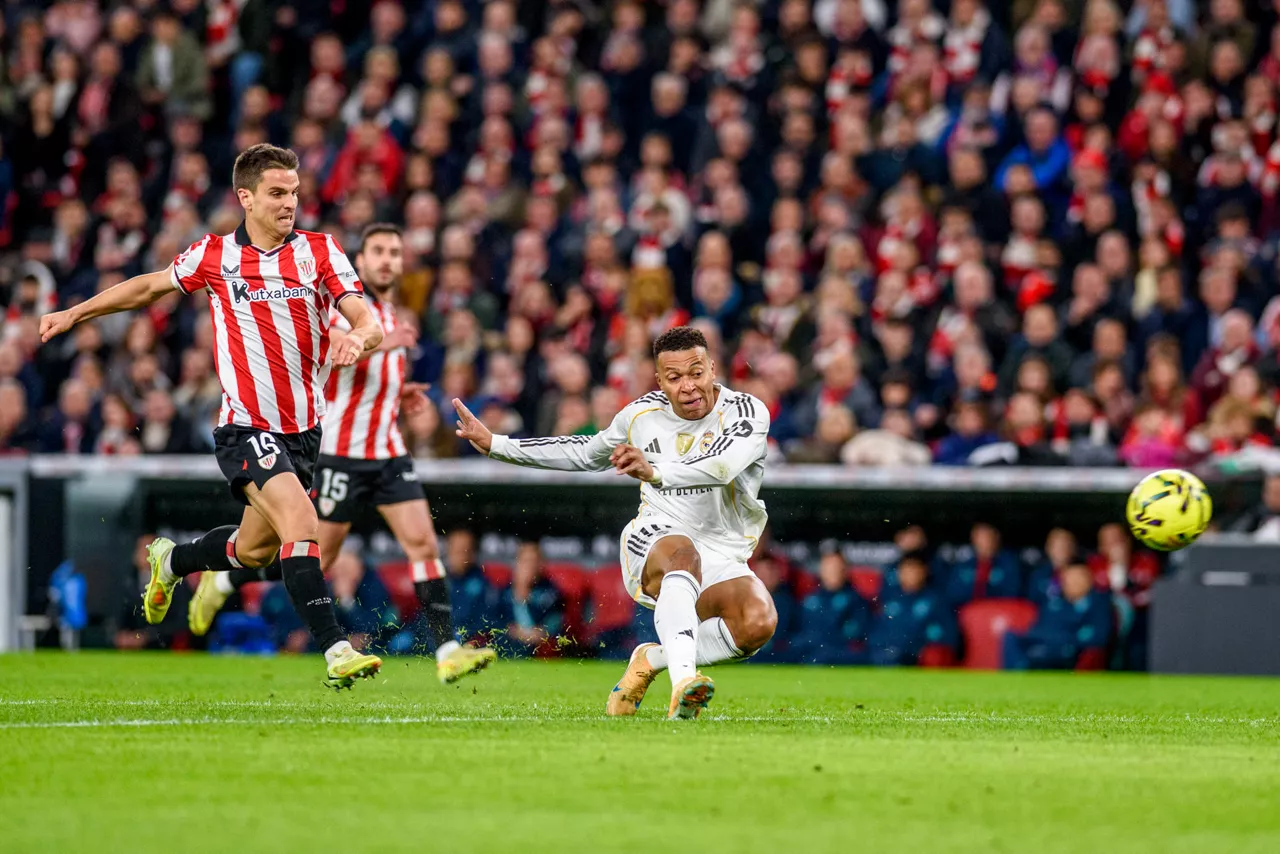 BILBAO, 03/12/2025.- El delantero francés del Real Madrid Kylian Mbappé remata para conseguir el 0-1 durante el partido de la jornada 19 de LaLiga EA Sports entre el Athletic Club y el Real Madrid, disputado este miércoles en el estadio de San Mamés en Bilbao. EFE/Javier Zorrilla

