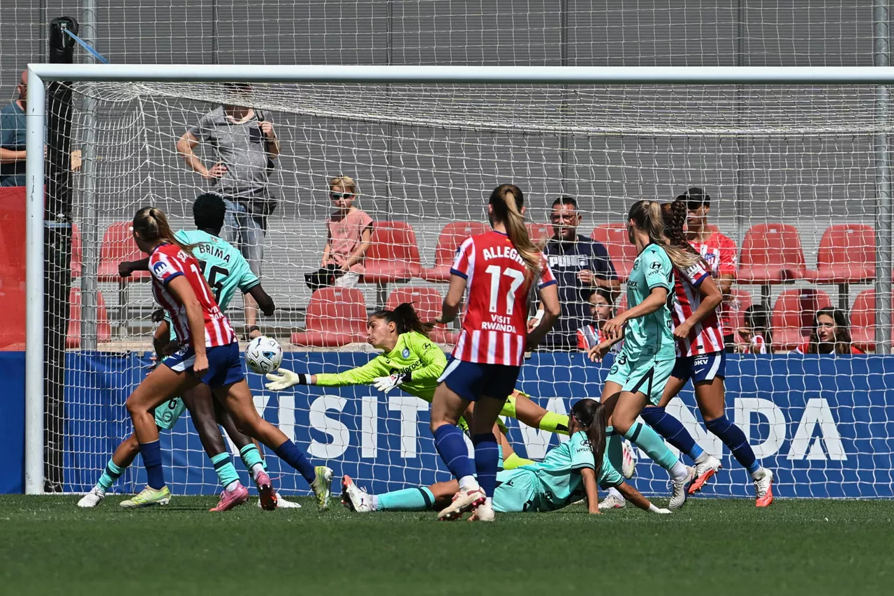 ALCALÁ DE HENARES (C. DE MADRID), 06/09/2026.- La portera del Deportivo Alavés Sofía Fuente (3i) detiene un balón durante el partido de la segunda jornada de la Liga F disputado ante el Atlético de Madrid este domingo en el Centro Deportivo Cívitas de Alcalá de Henares. EFE/Fernando Villar
