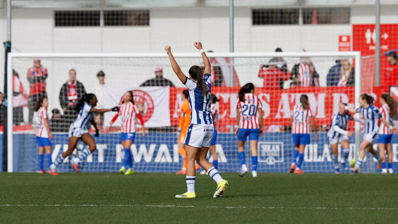 ALCALÁ DE HENARES (MADRID), 10/01/2026.- Las jugadoras de la Real Sociedad celebran durante el partido de liga femenina que enfrentó al Atlético de Madrid y la Real Sociedad, este sábado, en el centro deportivo Alcalá de Henares. EFE/J.J. Guillén
