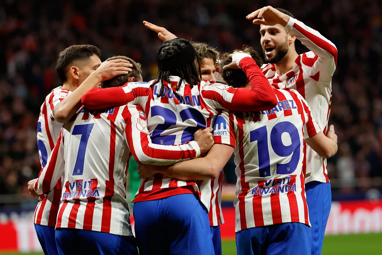 MADRID, 12/02/2026.- El centrocampista británico del Atlético de Madrid Ademola Lookman (c) celebra su gol, tercero del equipo rojiblanco, durante el partido de ida de la semifinales de la Copa del Rey que Atlético de Madrid y FC Barcelona disputan este jueves en el estadio Metropolitano, en Madrid. EFE/Mariscal
