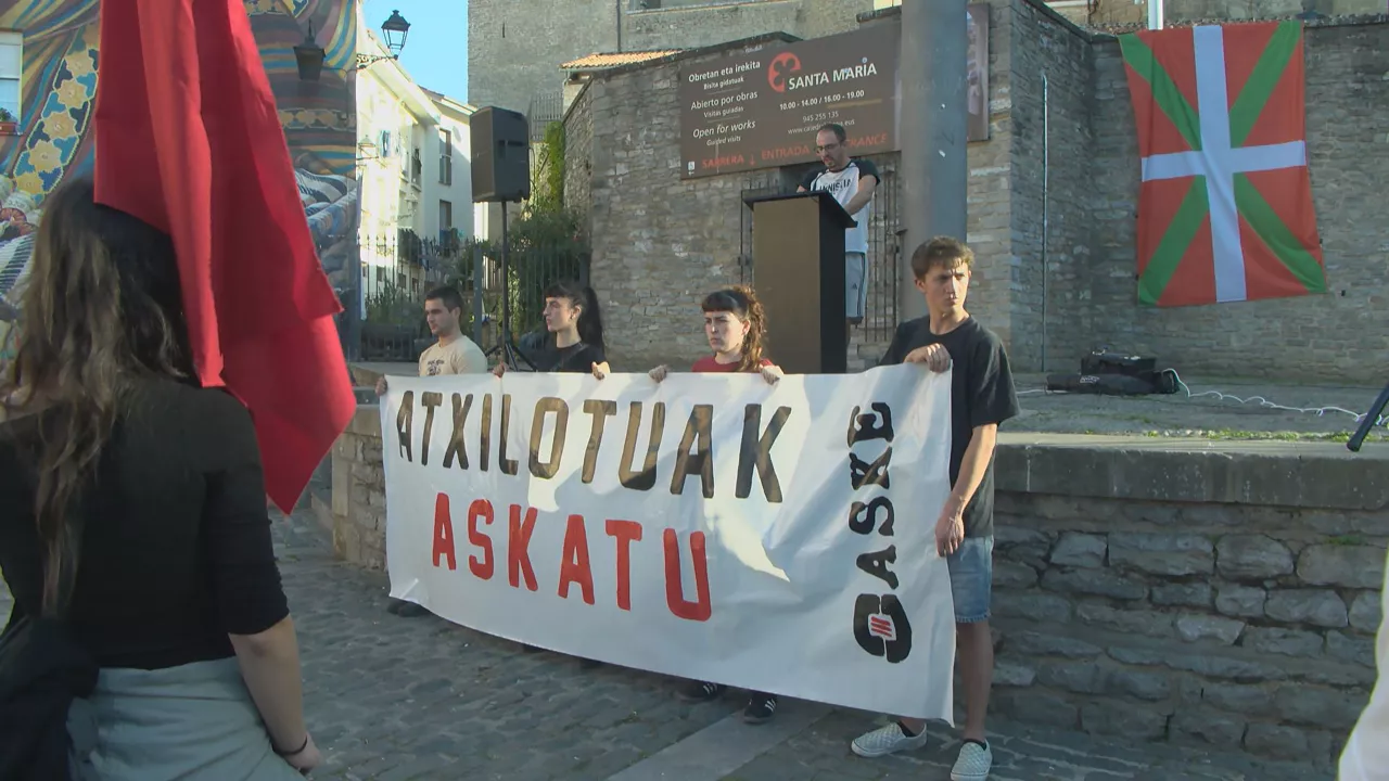 Larunbat goizeko gertakarietan Gasteizen egondako atxilotuei elkartasuna adierazteko, arratsaldeko 19.00etan Lakuako komisaldegi aurreko kontzentrazioa egin du Aske Antolakundeak
