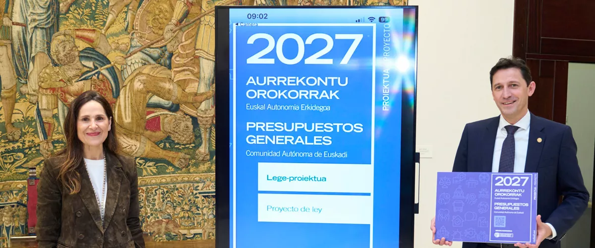 GRAFCAV1174. VITORIA, 28/10/2026.-El Consejero de Hacienda y Finanzas, Noel D Anjou Olaizola (d) ha entregado esta mañana los presupuestos generales de Euskadi, a la Presidenta del Parlamento Vasco, Bakartxo Tejeria (i) dentro del Proyecto de Ley de Presupuestos de Euskadi para el año 2027. EFE/Adrián Ruiz-Hierro
