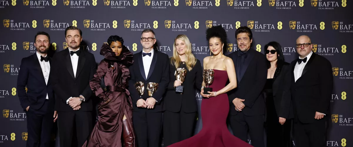 LONDON (United Kingdom), 22/02/2026.- (L-R) Andy Jurgensen, Leonardo DiCaprio, Teyana Taylor, Paul Thomas Anderson, Sara Murphy, Chase Infiniti, Benicio del Toro, Cassandra Kulukundis, and Michael Bauman pose in the press room after 'One Battle After Another' won the Best Film, Best Director, Best Adapted Screenplay, and Best Cinematography awards at the EE BAFTA Film Awards 2026 at the Royal Festival Hall in London, Britain, 22 February 2026. The ceremony is hosted by the British Academy of Film and Television Arts (BAFTA). (Cine, Cine, Reino Unido, Londres) EFE/EPA/TOLGA AKMEN

