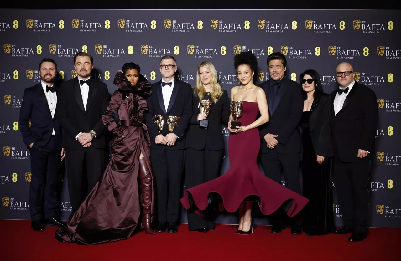 LONDON (United Kingdom), 22/02/2026.- (L-R) Andy Jurgensen, Leonardo DiCaprio, Teyana Taylor, Paul Thomas Anderson, Sara Murphy, Chase Infiniti, Benicio del Toro, Cassandra Kulukundis, and Michael Bauman pose in the press room after 'One Battle After Another' won the Best Film, Best Director, Best Adapted Screenplay, and Best Cinematography awards at the EE BAFTA Film Awards 2026 at the Royal Festival Hall in London, Britain, 22 February 2026. The ceremony is hosted by the British Academy of Film and Television Arts (BAFTA). (Cine, Cine, Reino Unido, Londres) EFE/EPA/TOLGA AKMEN
