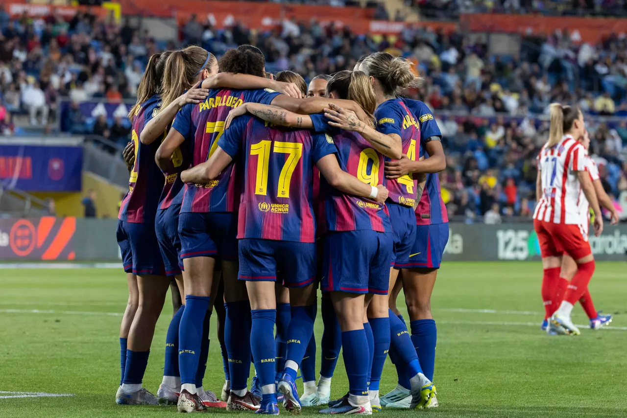 LAS PALMAS DE GRAN CANARIA, 16/05/2026.- Las jugadoras del FC Barcelona celebran el tercer gol ante el Atlético de Madrid, durante la final de la Copa de la Reina de fútbol que disputan FC Barcelona y Atlético de Madrid, este sábado en el estadio de Gran Canaria. EFE/ Quique Curbelo
