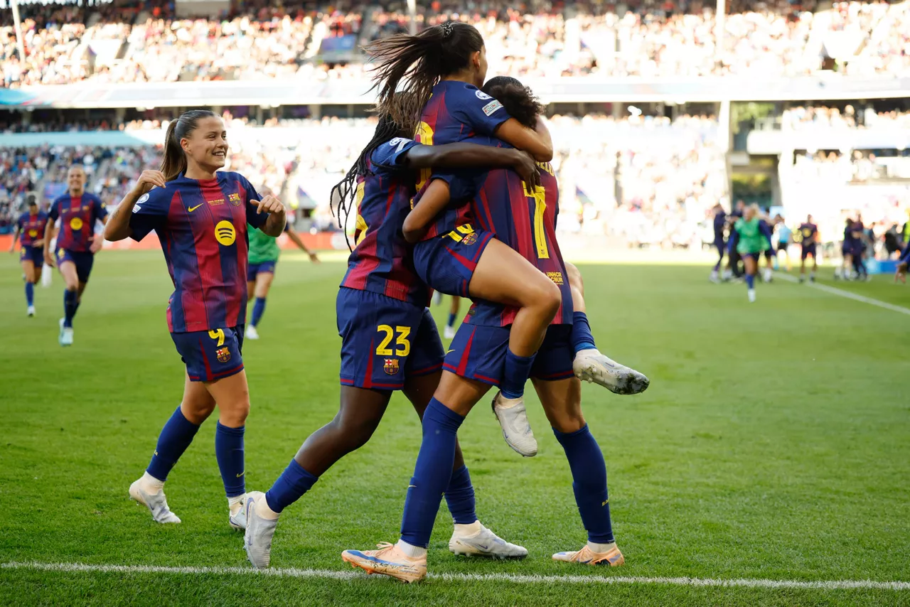 OSLO (NORUEGA), 23/05/2026.- Las jugadoras del Barcelona celebran el gol de Salma Paralluelo, durante el partido de la final de la Liga de Campeones que FC Barcelona y Olympique de Lyon disputan este sábado en el estadio Ullevaal de Oslo. EFE/Alberto Estévez
