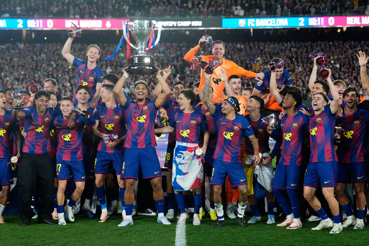 BARCELONA, 10/05/2026.- Los jugadores del FC Barcelona celebran el título de Liga con el trofeo al finalizar el encuentro correspondiente a la jornada 35 de LaLiga que FC Barcelona y Real Madrid disputaron este domingo en el Camp Nou, en Barcelona. EFE/Andreu Dalmau
