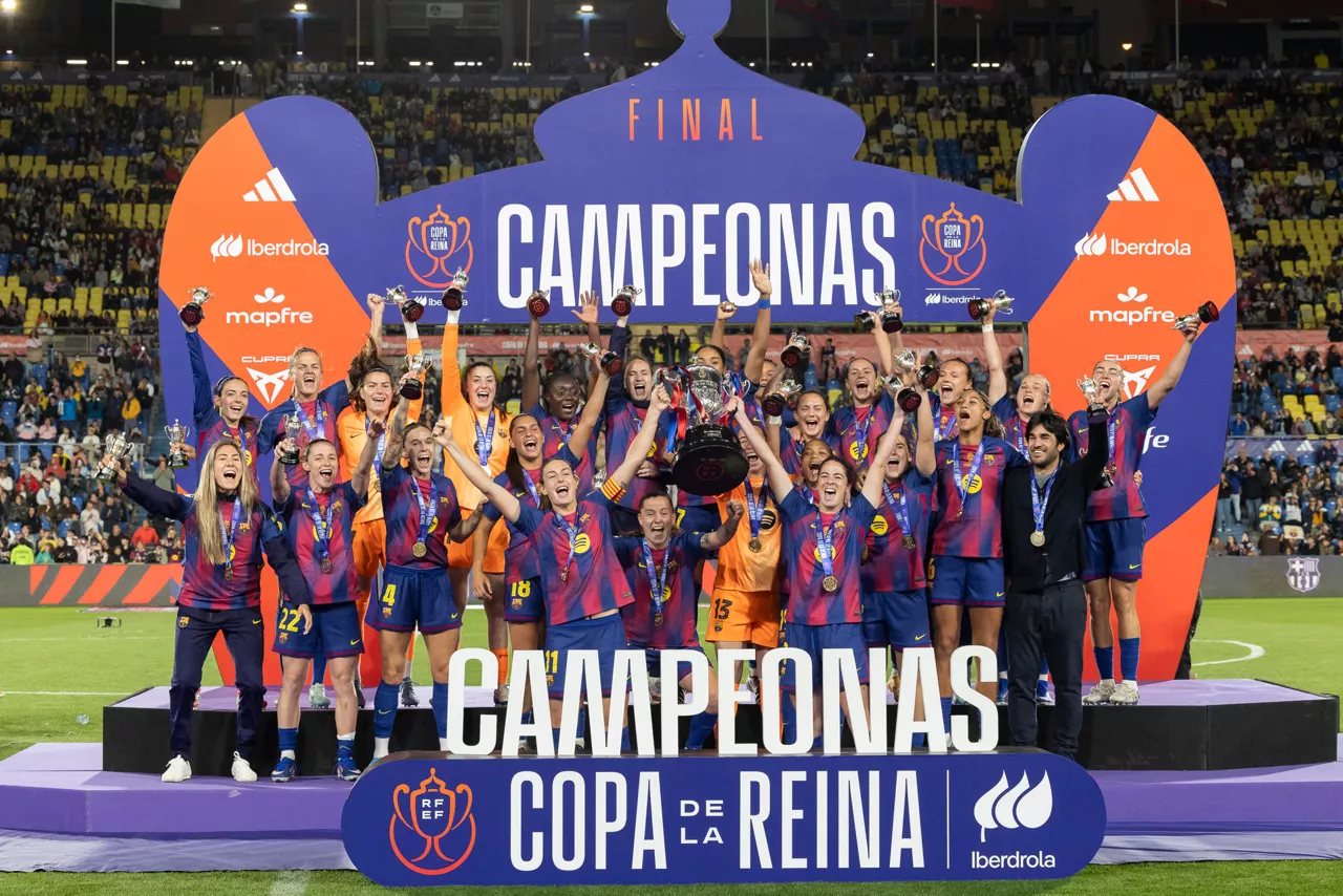 LAS PALMAS DE GRAN CANARIA, 16/05/2026.- Las jugadoras del FC Barcelona celebran el triunfo con el trofeo al finalizar la final de la Copa de la Reina de fútbol que disputaron FC Barcelona y Atlético de Madrid este sábado en el estadio de Gran Canaria. EFE/ Quique Curbelo
