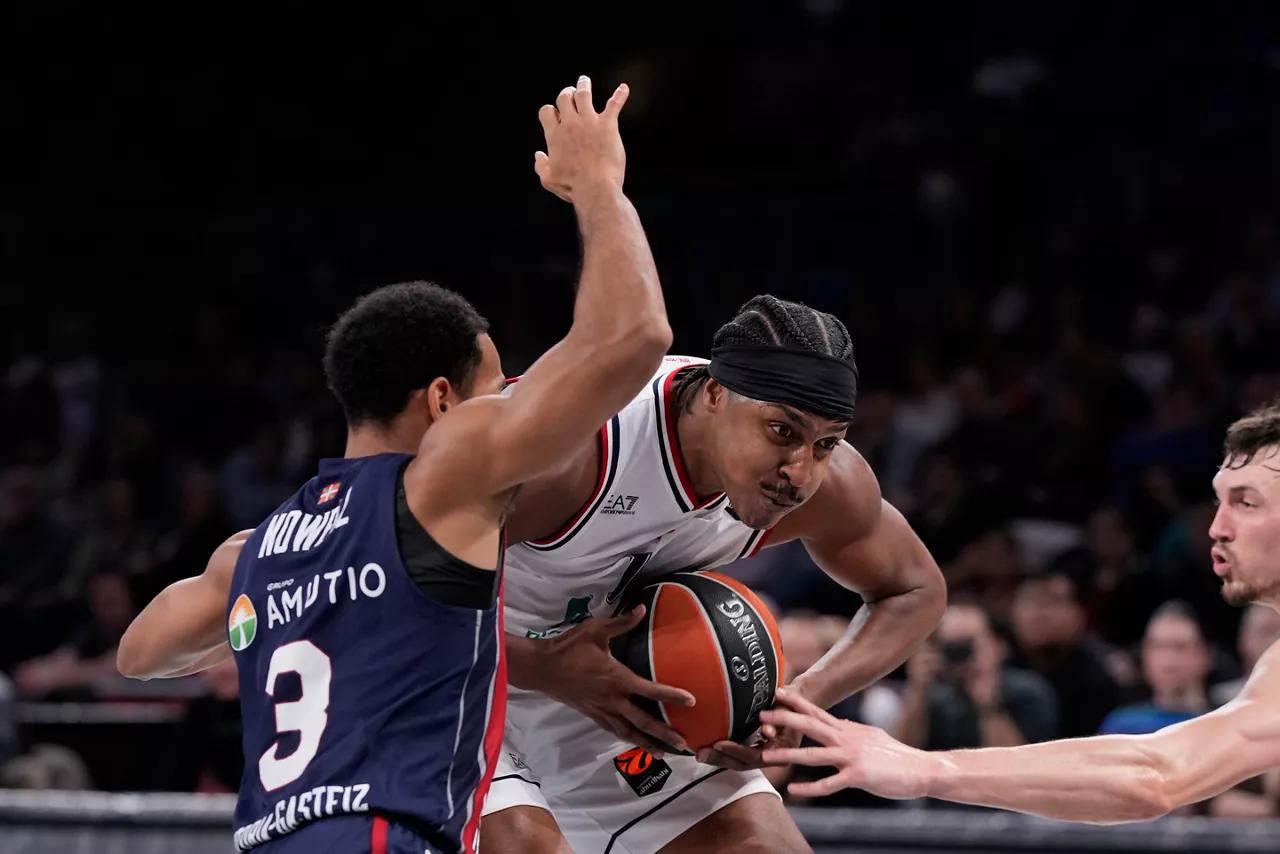 VITORIA, 05/12/2025.- El base estadounidense del Baskonia Markquis Nowell (i) pelea una posesión durante el partido de Euroliga disputado entre el Baskonia y Olimpia Milano esta noche en el Fernando Buesa Arena de Vitoria. EFE/ Adrian Ruiz Hierro
