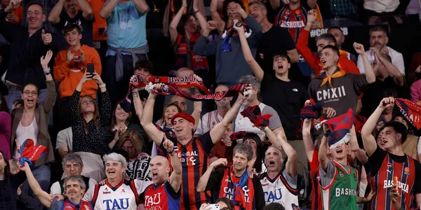 Aficionados del Baskonia animan a su equipo durante la final de la Copa del Rey. Foto: EFE que disputan este domingo Real Madrid y Baskonia en el Roig Arena de Valencia. Foto: EFE
