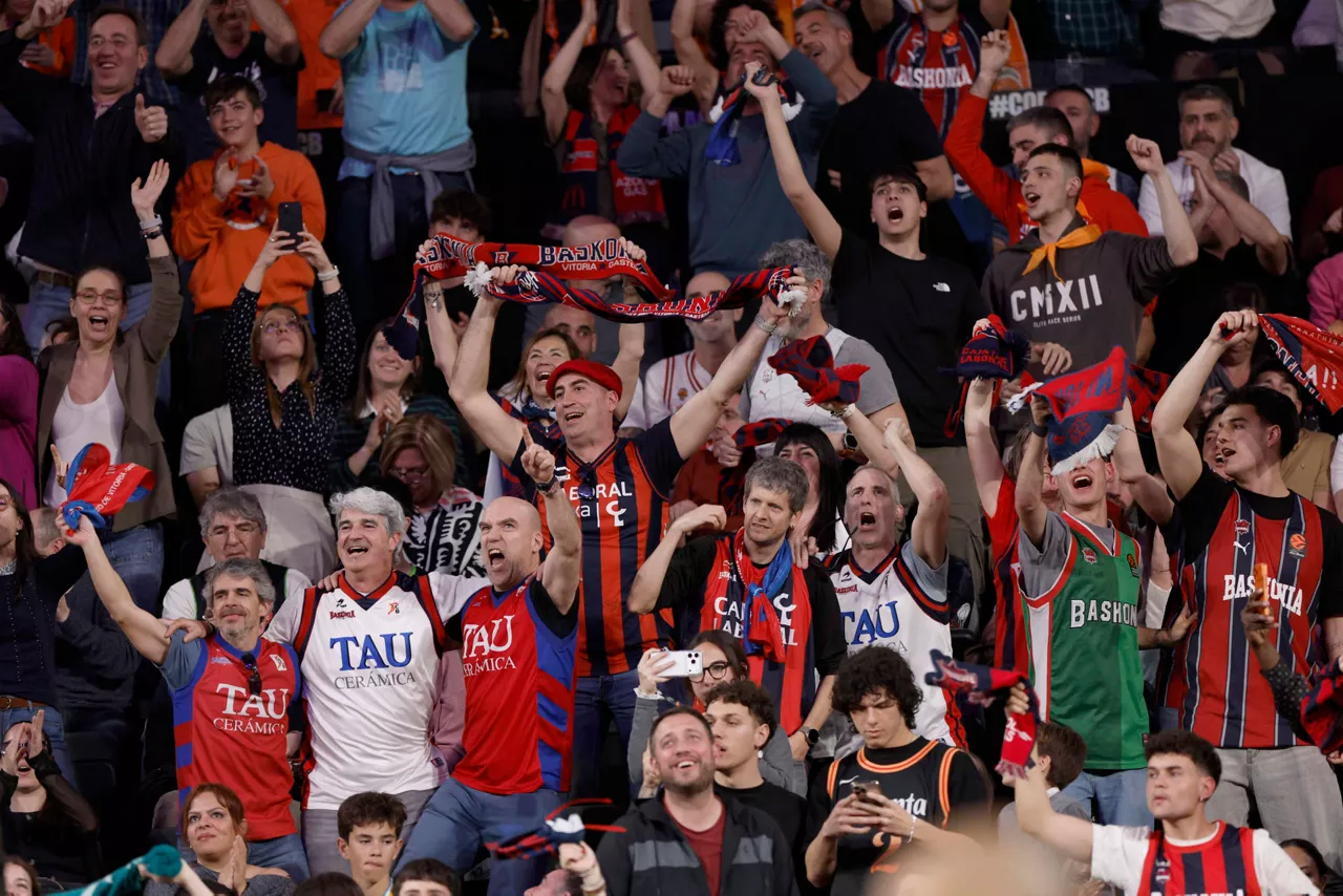 Aficionados del Baskonia animan a su equipo durante la final de la Copa del Rey. Foto: EFE que disputan este domingo Real Madrid y Baskonia en el Roig Arena de Valencia. EFE/ Kai Försterling
