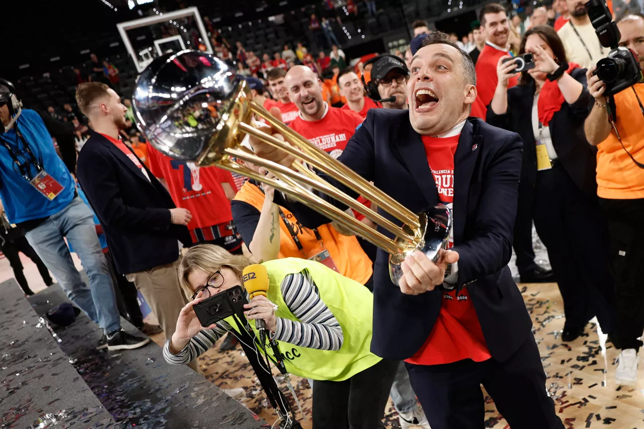 El técnico italiano de Baskonia Paolo Galbiati, con el trofeo de Copa. Foto: EFE