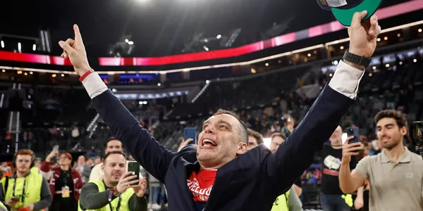 El técnico italiano de Baskonia Paolo Galbiati saluda a la afición Baskonista. Foto: EFE
