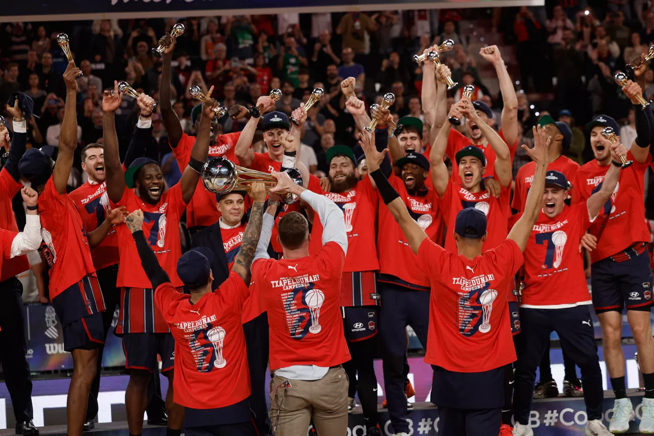 Integrantes del Baskonia con el trofeo de Copa. Foto: EFE