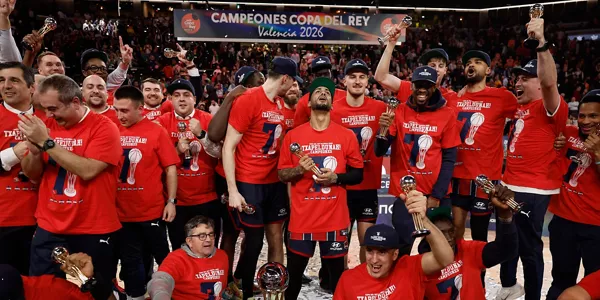 Integrantes del Baskonia con el trofeo de Copa. Foto: EFE