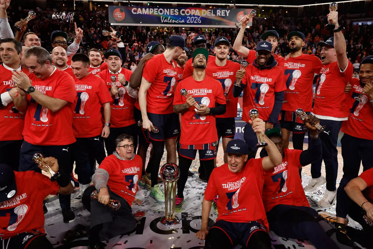 Integrantes del Baskonia con el trofeo de Copa. Foto: EFE