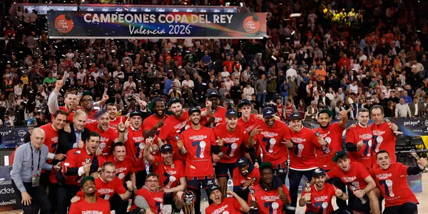 Foto de familia de los triunfadores de la Copa del Rey de Baloncesto. Foto: EFE