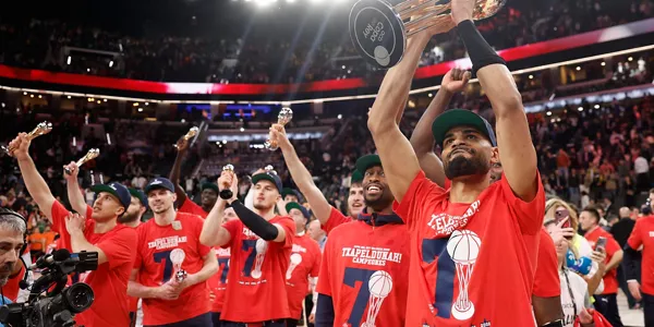 Los jugadores del Baskonia ofrecen el trofeo a su afición. Foto: EFE