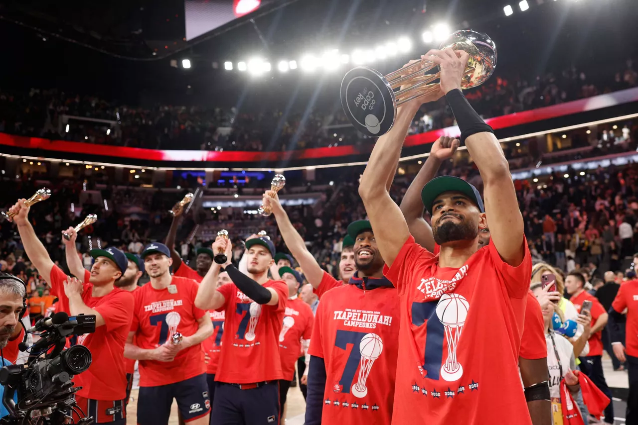 Los jugadores del Baskonia ofrecen el trofeo a su afición. Foto: EFE